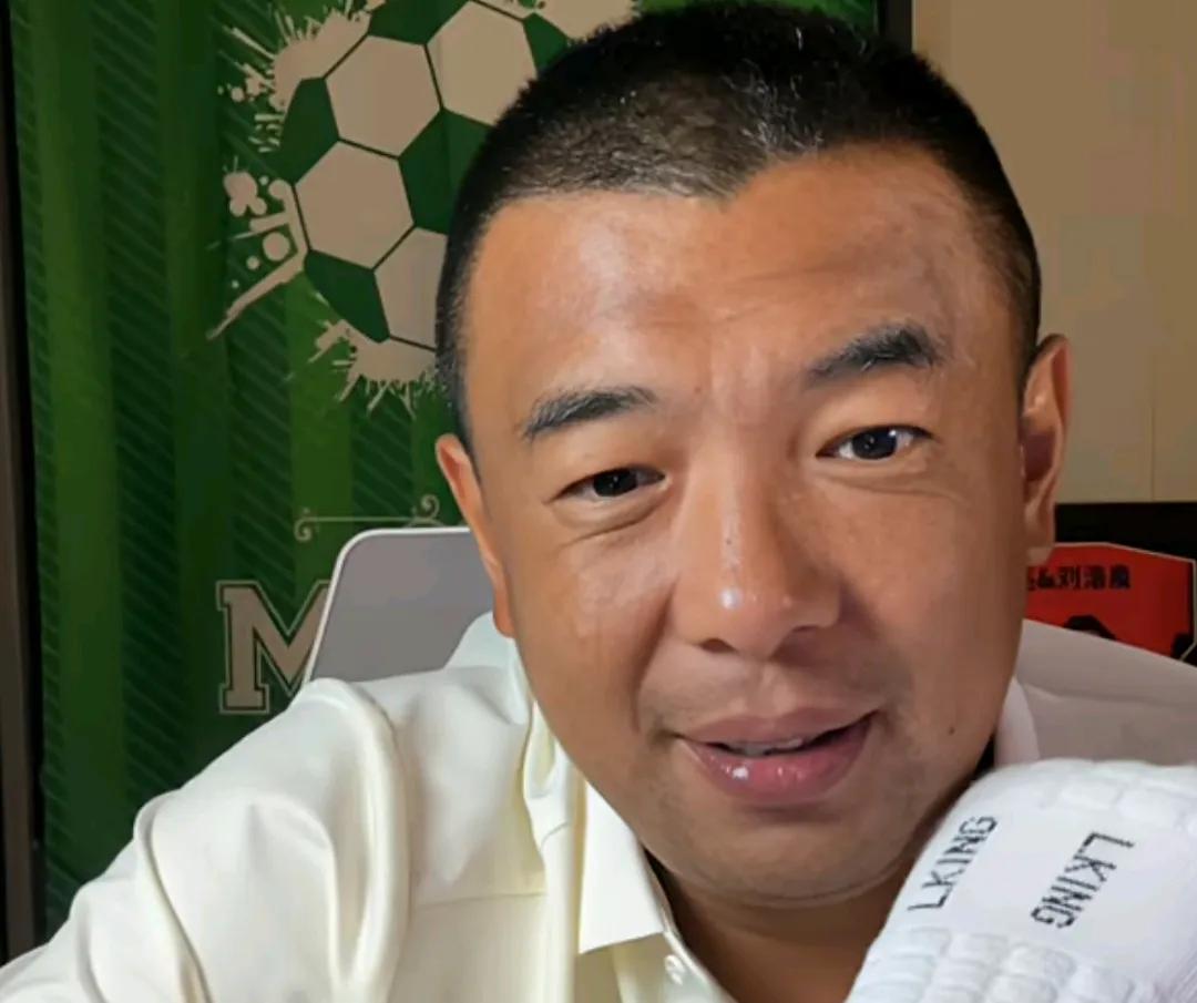 前国脚徐亮坦言，现在的国足球员在02年世界杯那会一个都打不上主力。徐亮在直播间