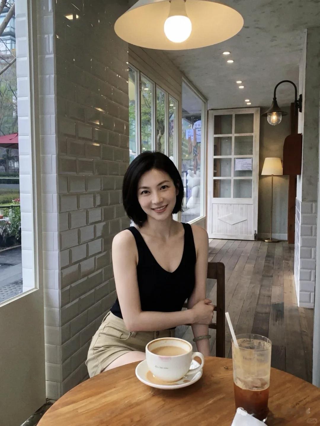 朋友在咖啡馆里享受悠闲时光。