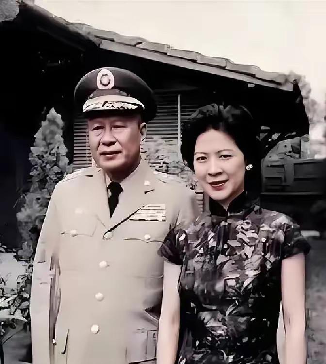 这是国民党一级上将白崇禧和夫人马佩章的真实合影，都看看吧，两人婚姻长达三十多年，