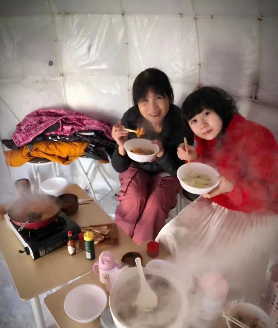 福原爱前婆婆很显年轻，这对曾经的婆媳俩都属于可爱长相类型，当年也算不是一家人，不