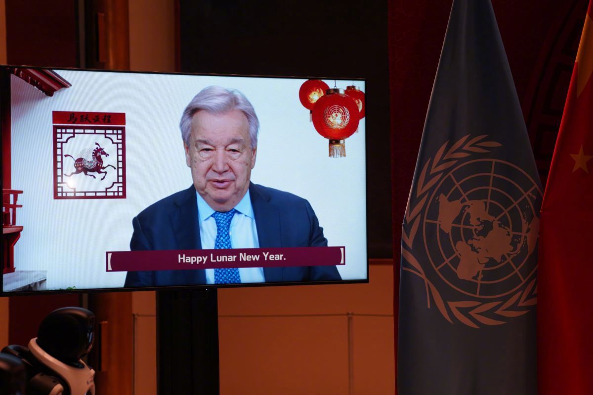 【#世界已然听见骏马奔腾的蹄声#】据塔斯社2月12日报道，俄罗斯外交部发言人扎哈