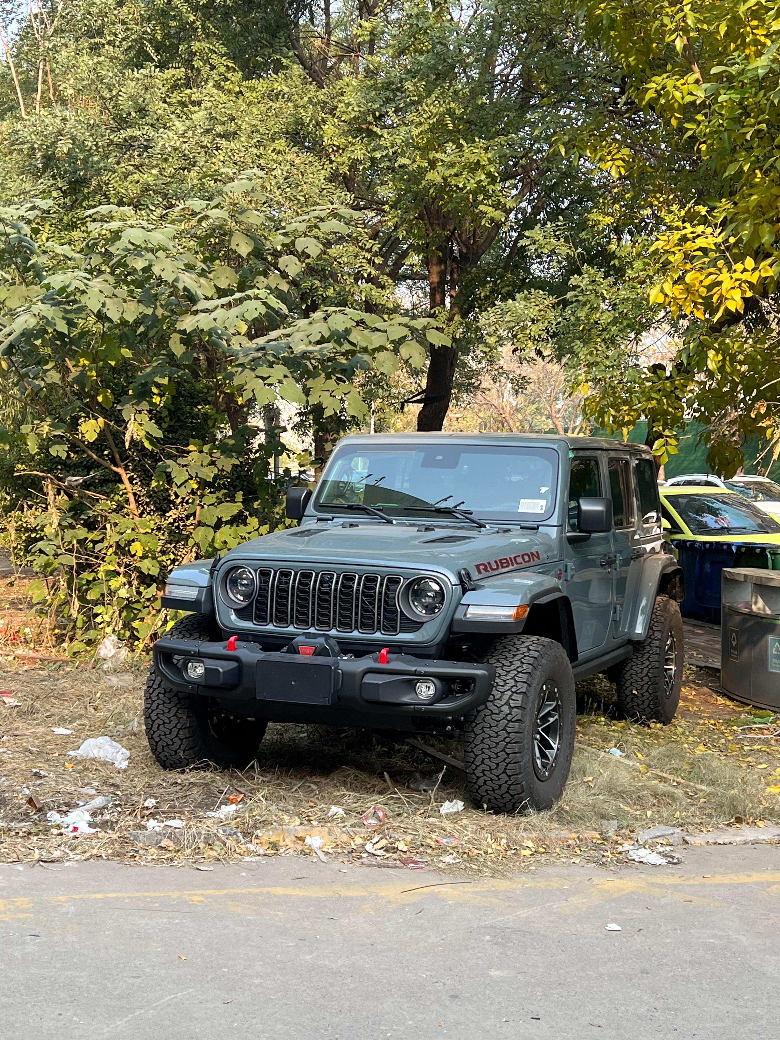 你别说，这停车位置挺越野车的PS，带大脚包的牧马人真帅​​​