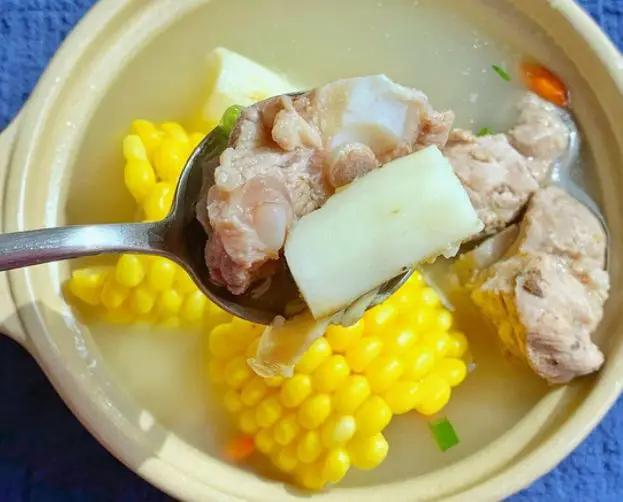 夏季养生从“吃甘”开始！玉米山药排骨汤这道家常菜成本低效果佳，阳气足精神好一