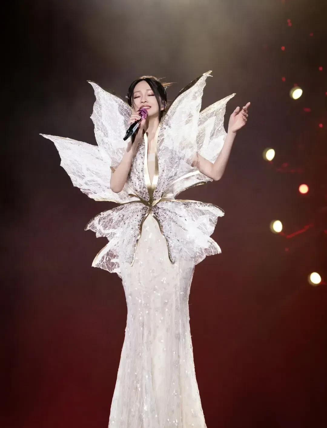 张韶涵和王菲在演唱会上都比较喜欢穿奇装异服，但张韶涵的审美比较在线，比王菲好多了