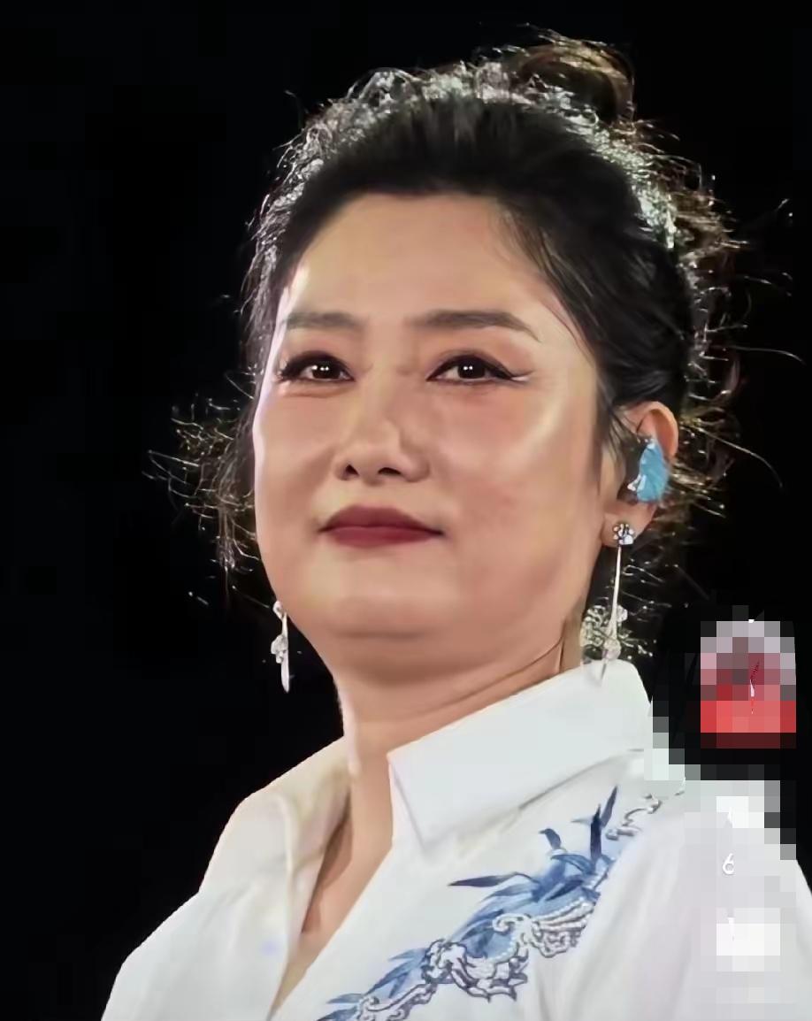 一段时间没露面，凤凰传奇的玲花怎么变成妇女同志了。妥妥的大妈形象。感觉玲花衰老的