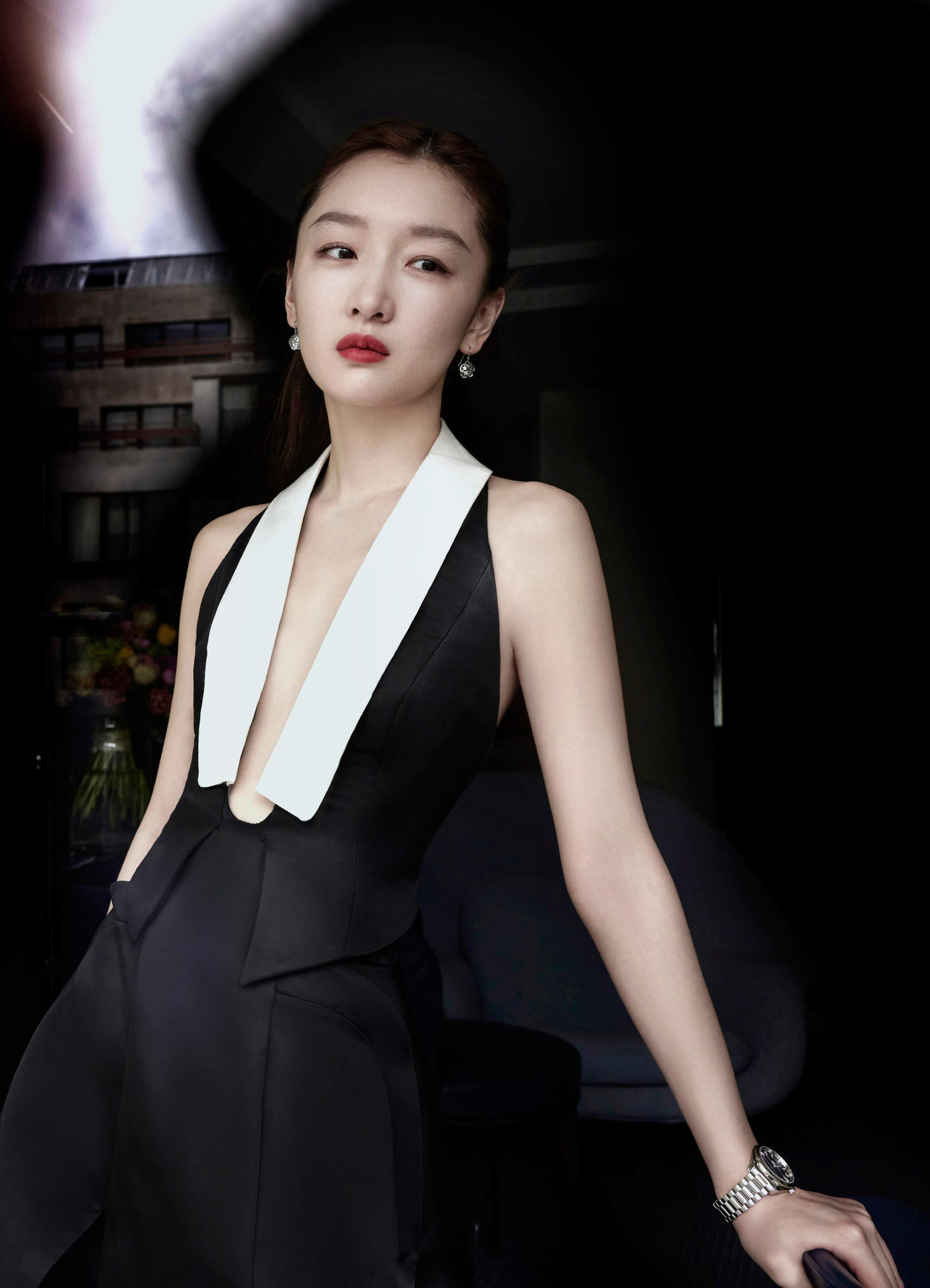 周冬雨黑色抹胸裙酷感写真