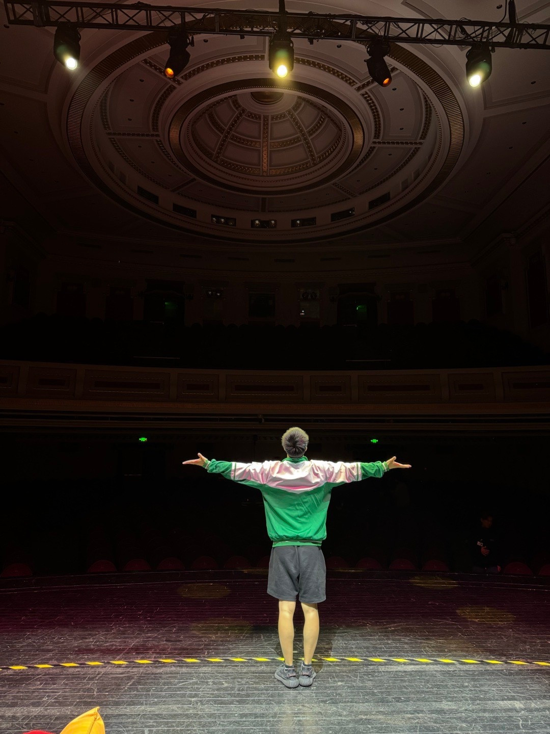 小时候我妈妈说我不好读书，只知道搞笑，长大以后没出息！30年后我和最“有戏”的老