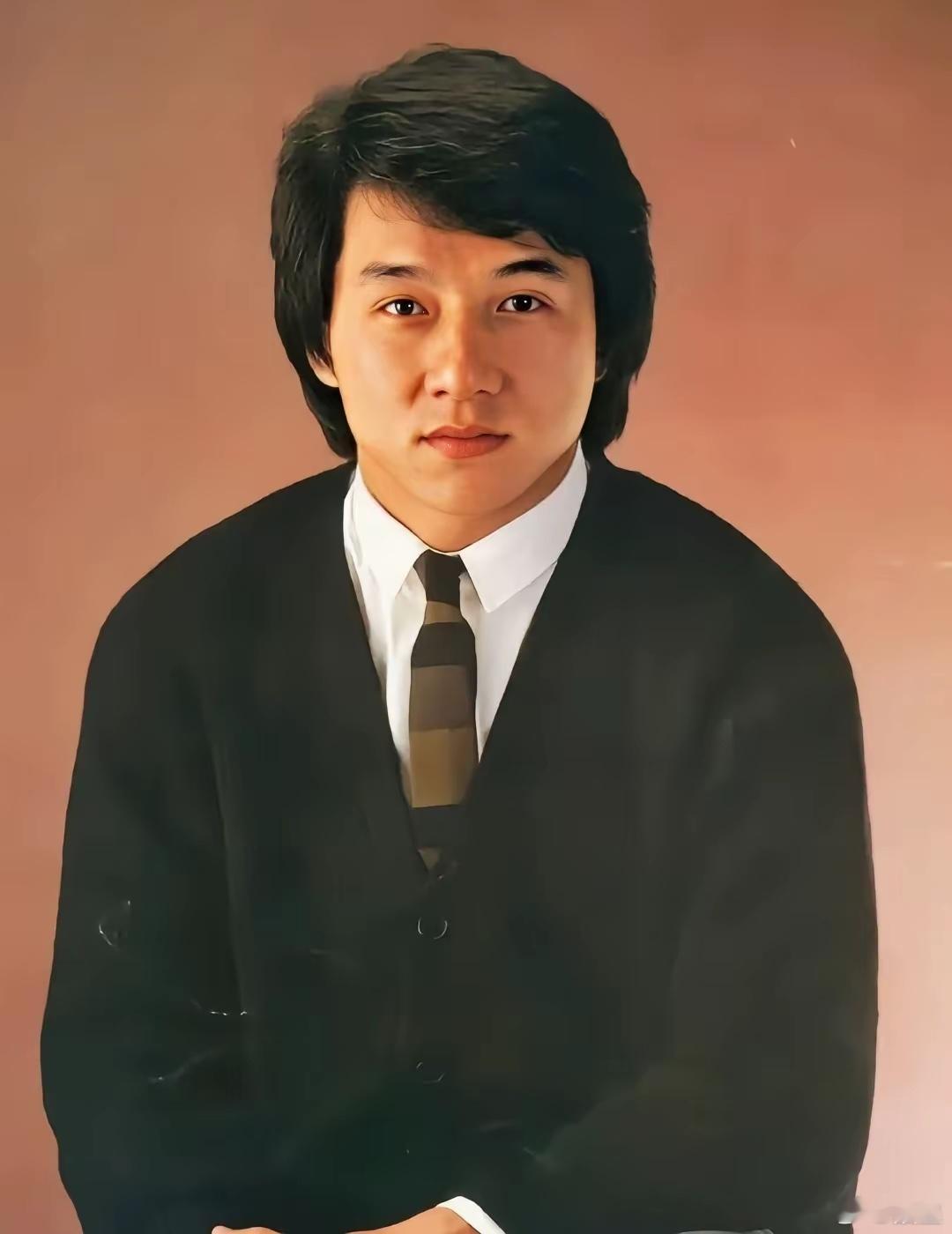 成龙割完双眼皮直接像解开封印，整张脸的气场、面相完全换了个人
