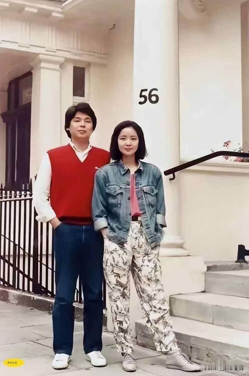 1984年，31岁的邓丽君与最小的弟弟邓长禧的合影旧照，邓丽君一身时髦打扮，双手