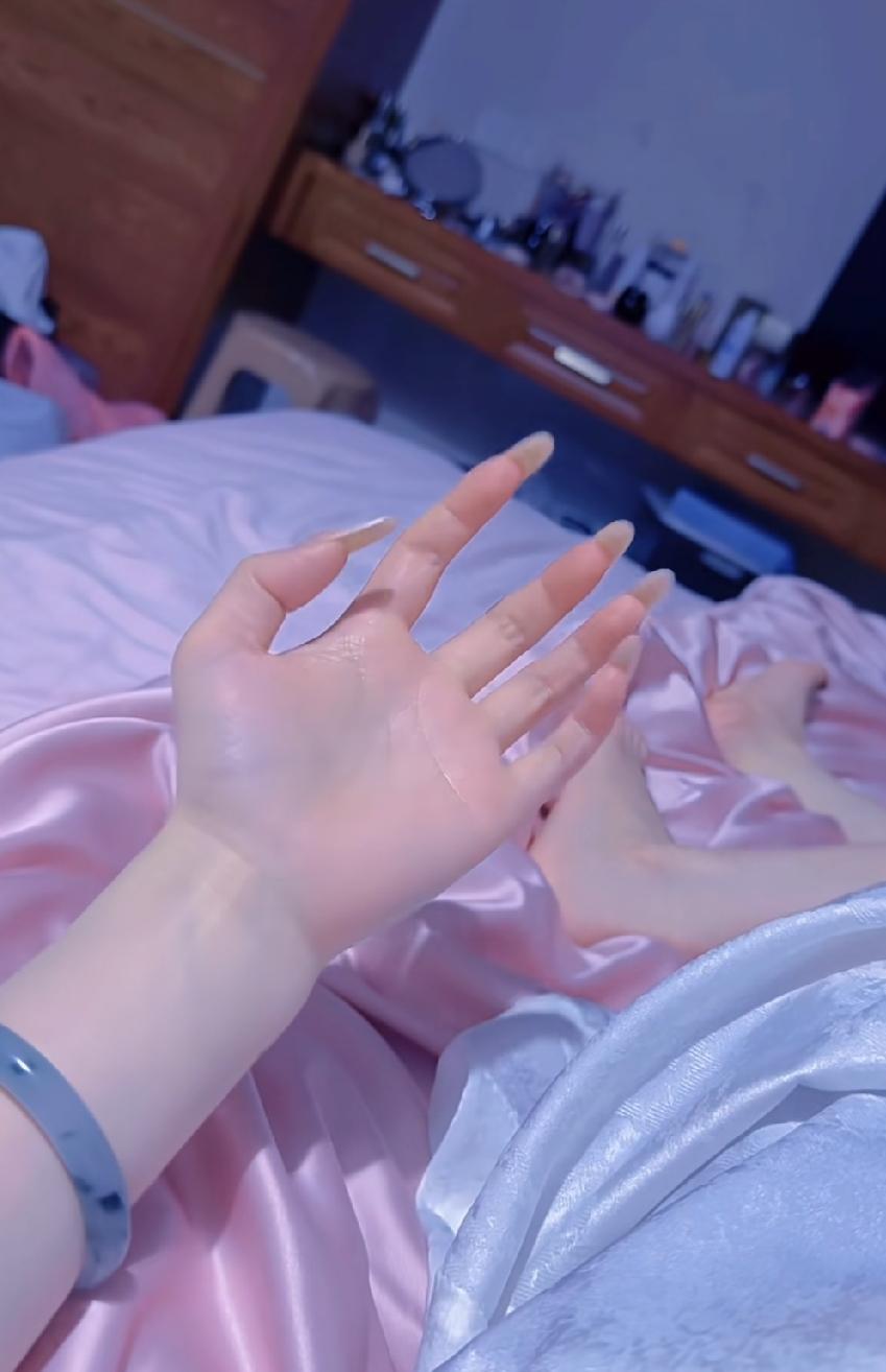 芊芊玉手具象化了！手真的可以美到这种程度，手长成这样，长什么模样还重要吗？