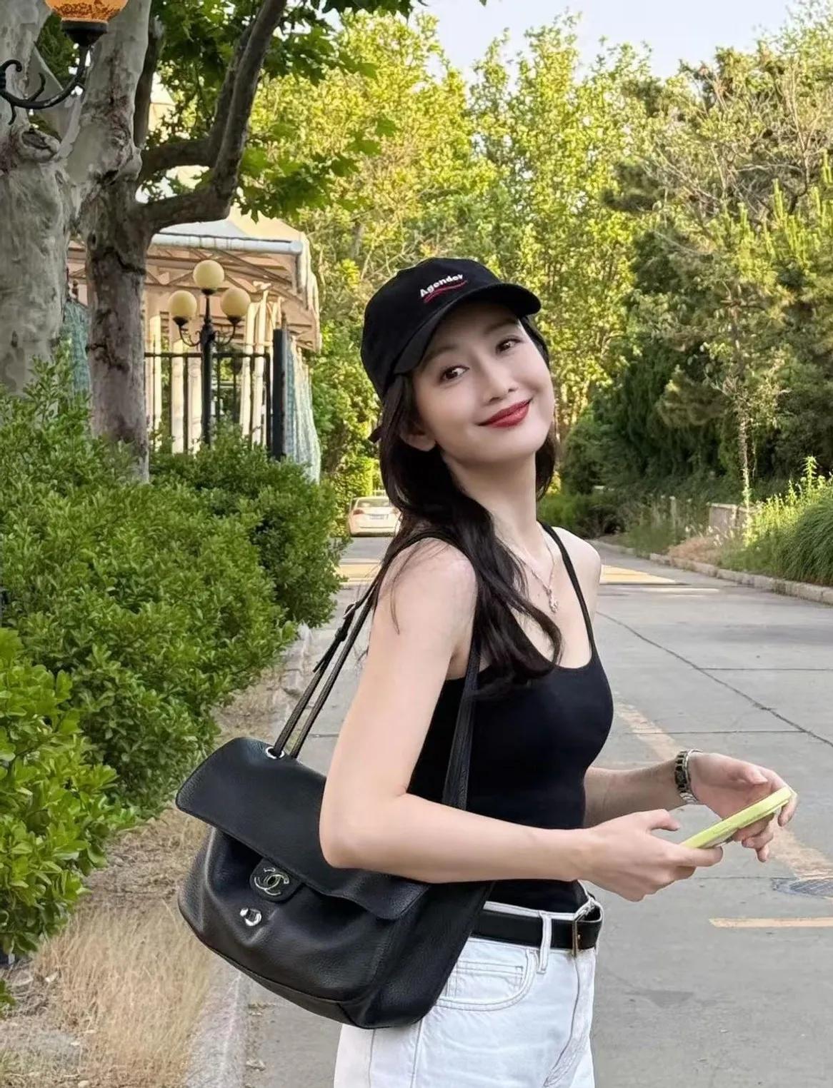 王鸥这穿搭，把“极简高级感”焊身上了！谁懂啊！黑吊带+白裤+棒球帽，随便一