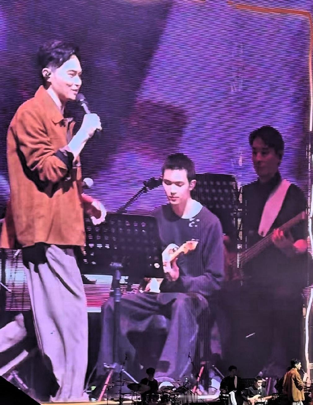 张智霖的儿子真是个帅哥胚子！他估计是整个港圈，最会遗传的星二代了吧，颜值完全不输
