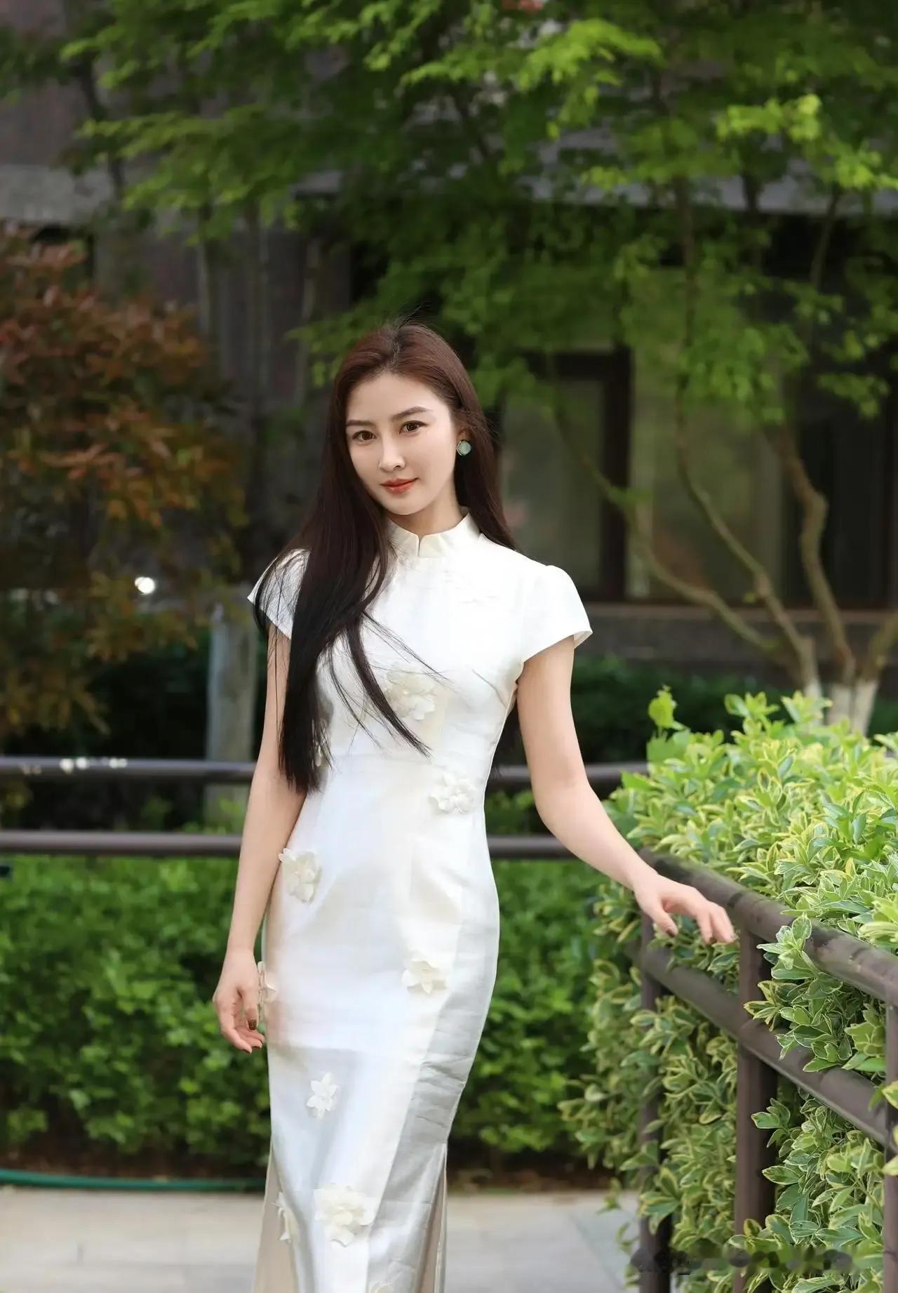 东方气质美人，古典雅致。