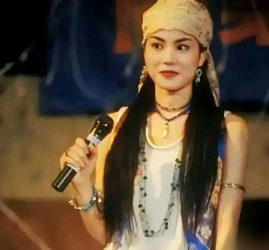 也怪不得19岁的谢霆锋会爱上30岁的王菲，这颜值跟身材可以吊打很多的明星了。