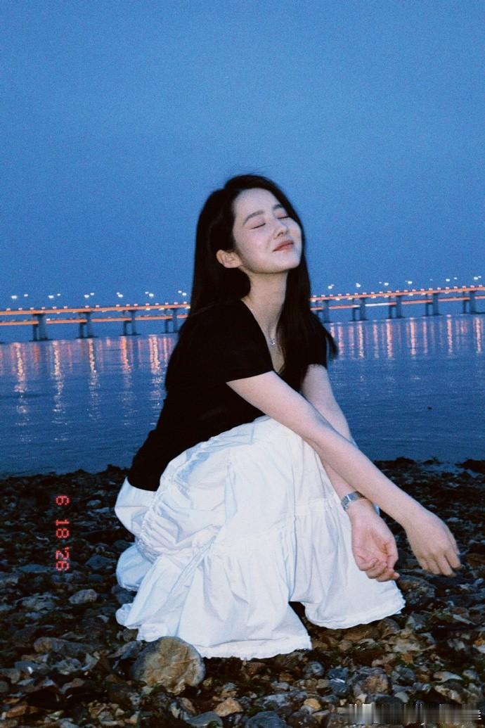 夜晚河畔，静谧时光，与爱人共赏灯火阑珊。