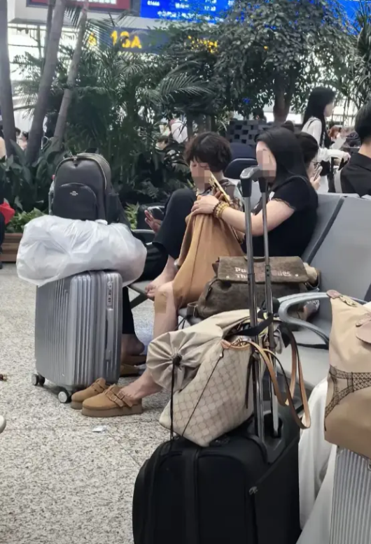 穿裙子脚还抬那么高，母亲也是