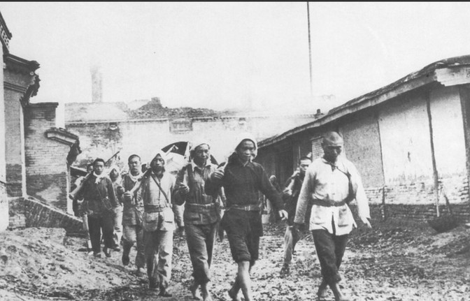 1942年，70多名八路军在寺庙入睡。一战士半夜小便，忽然瞪大眼睛，高喊：“鬼子