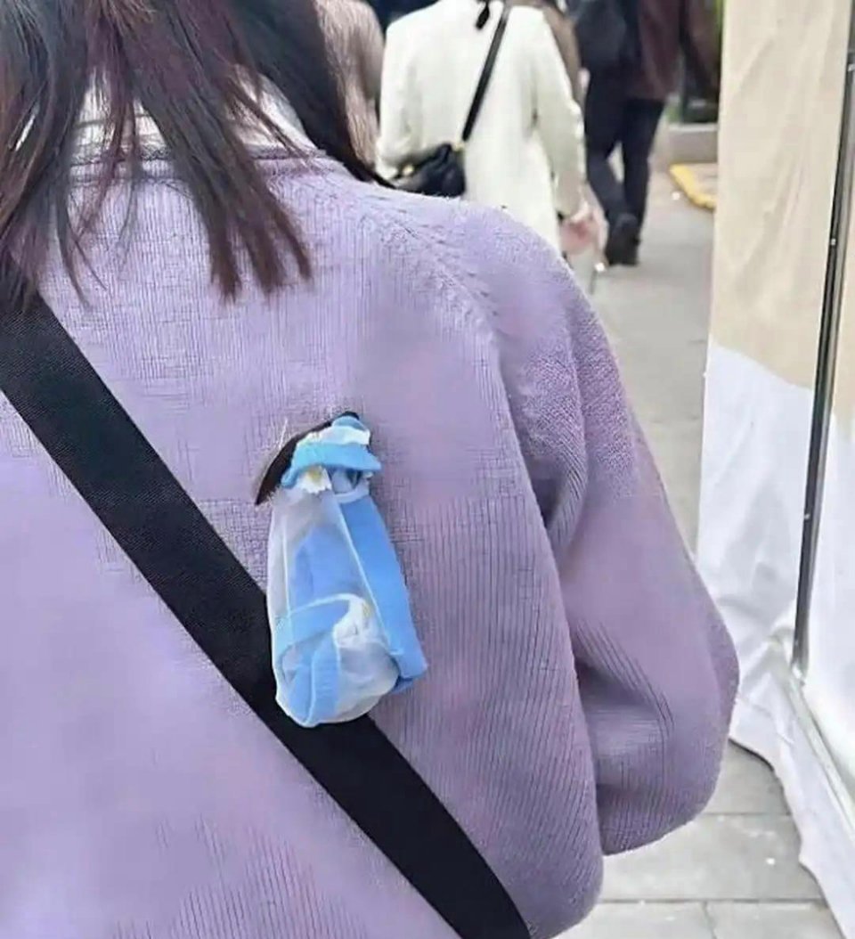 跟了她一路了，提醒不提醒她呢。