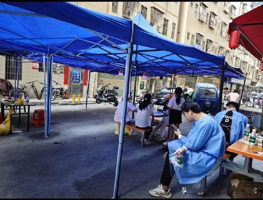 熟悉的配方，难忘的回忆，恍惚的穿越瞅瞅这阵仗，蓝色大帐篷、扎堆的人群，是不