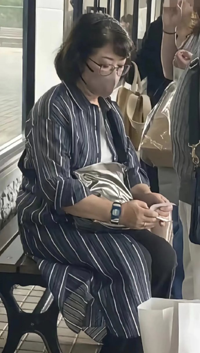 山口百惠和三浦友和外出购物，低调坐公交车出行！​​​