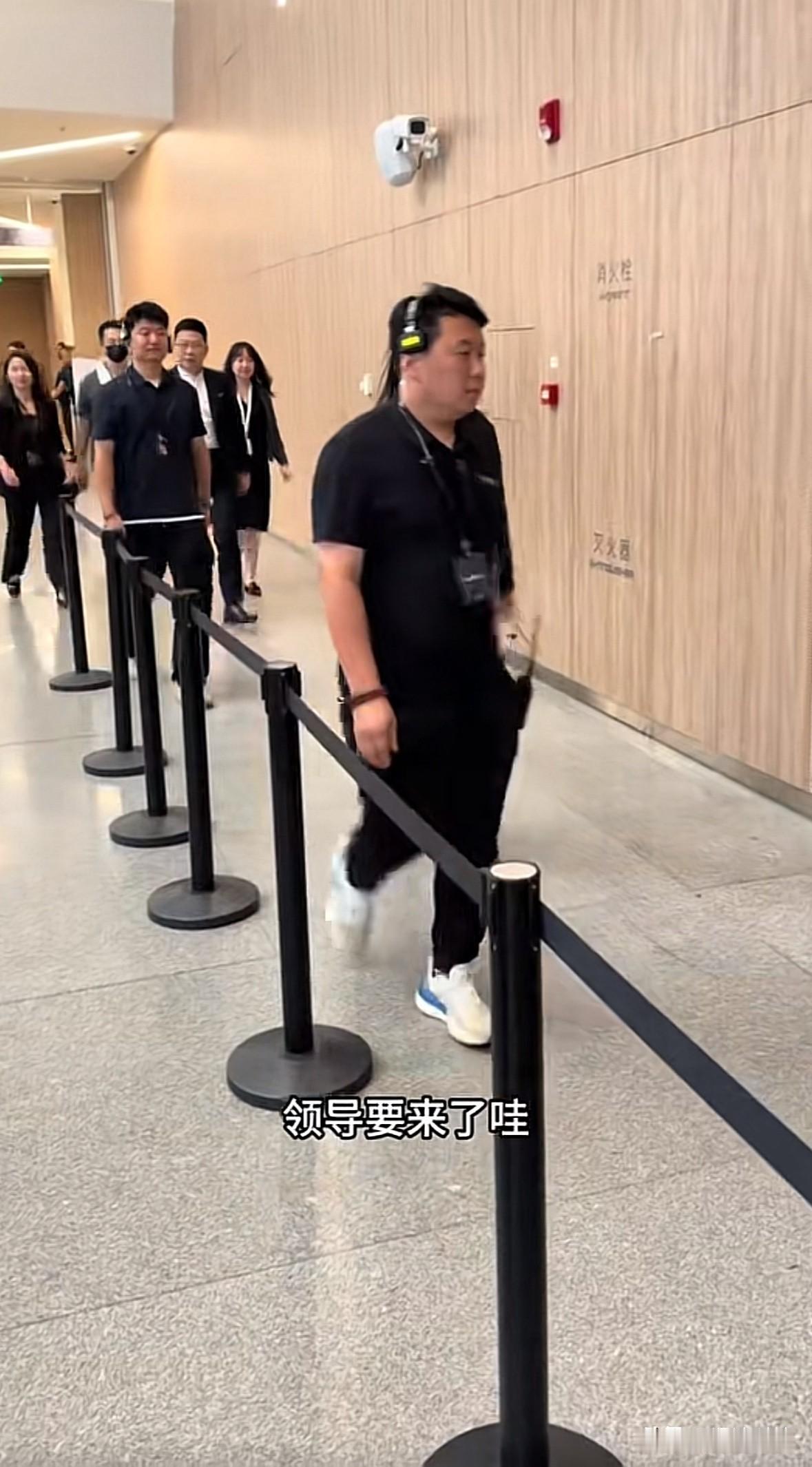 尊界发布会前的余承东，潇洒帅气，气场庞大。昨晚的鸿蒙智行发布会上，余承东宣布