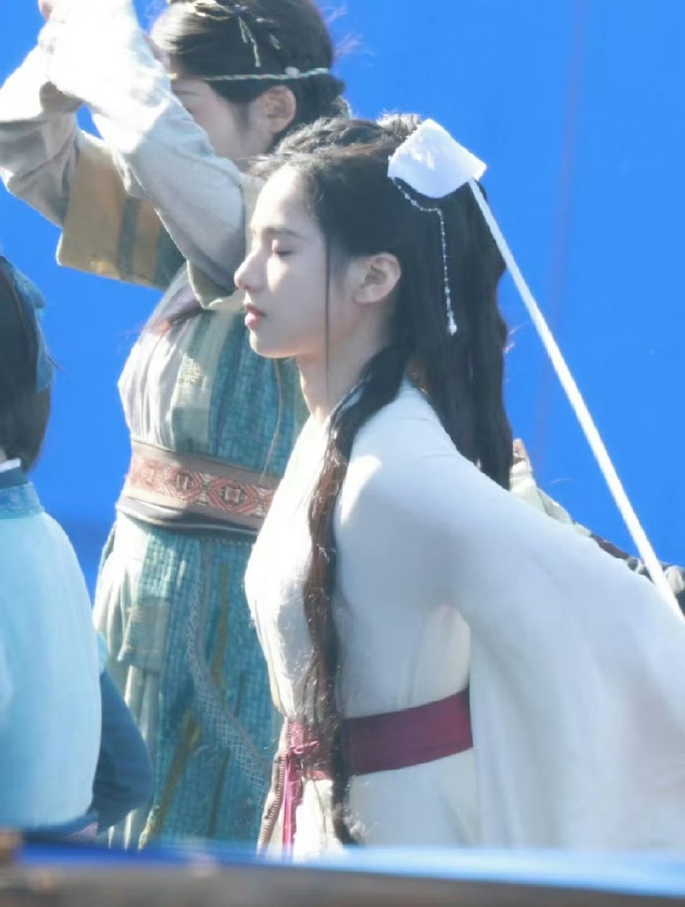 感觉张婧仪和周也都很适合小龙女，两个人身上有至纯清冷的气质。​​​