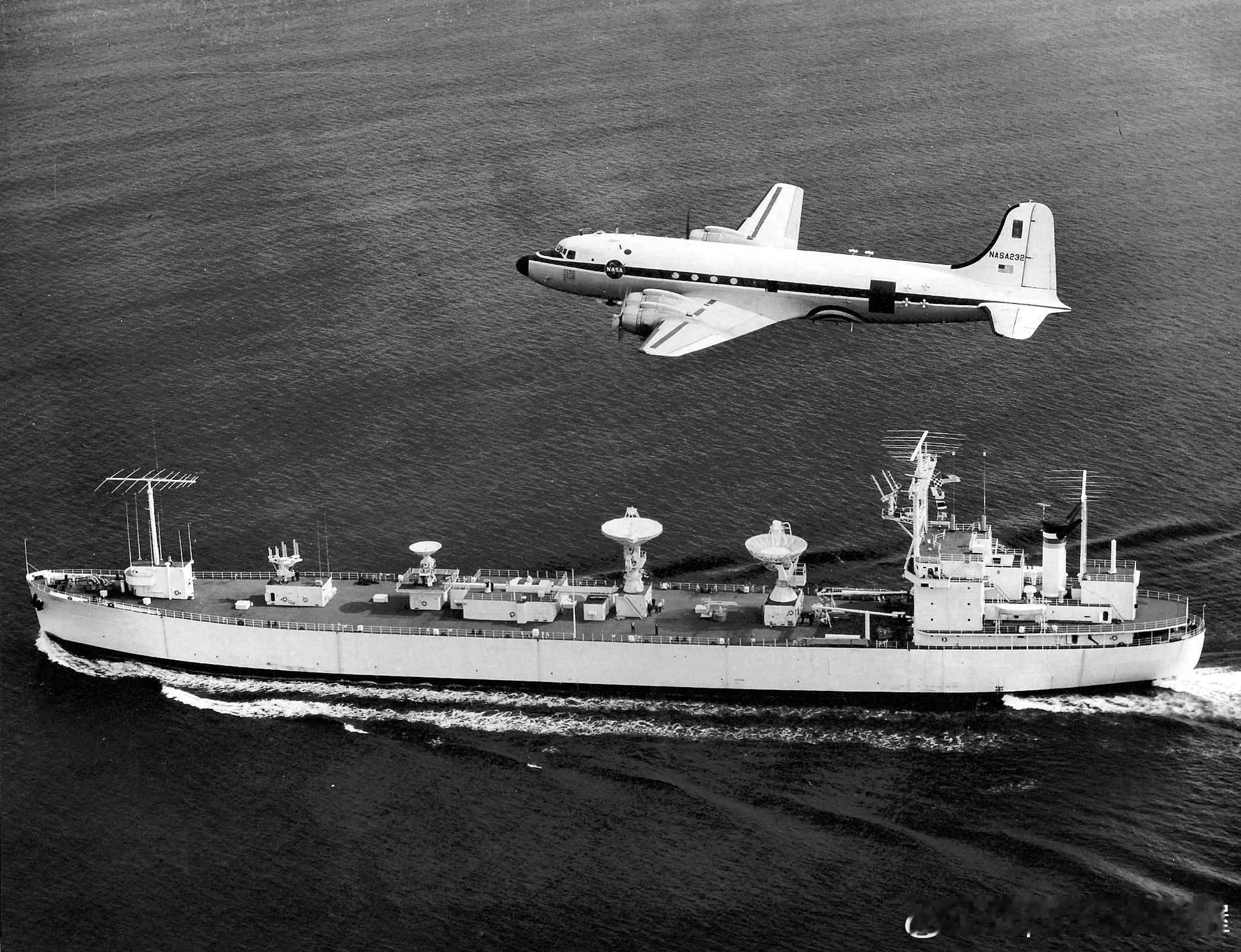 60年代美国宇航局编号NASA232的C-54运输机飞过T-AGM-19USN