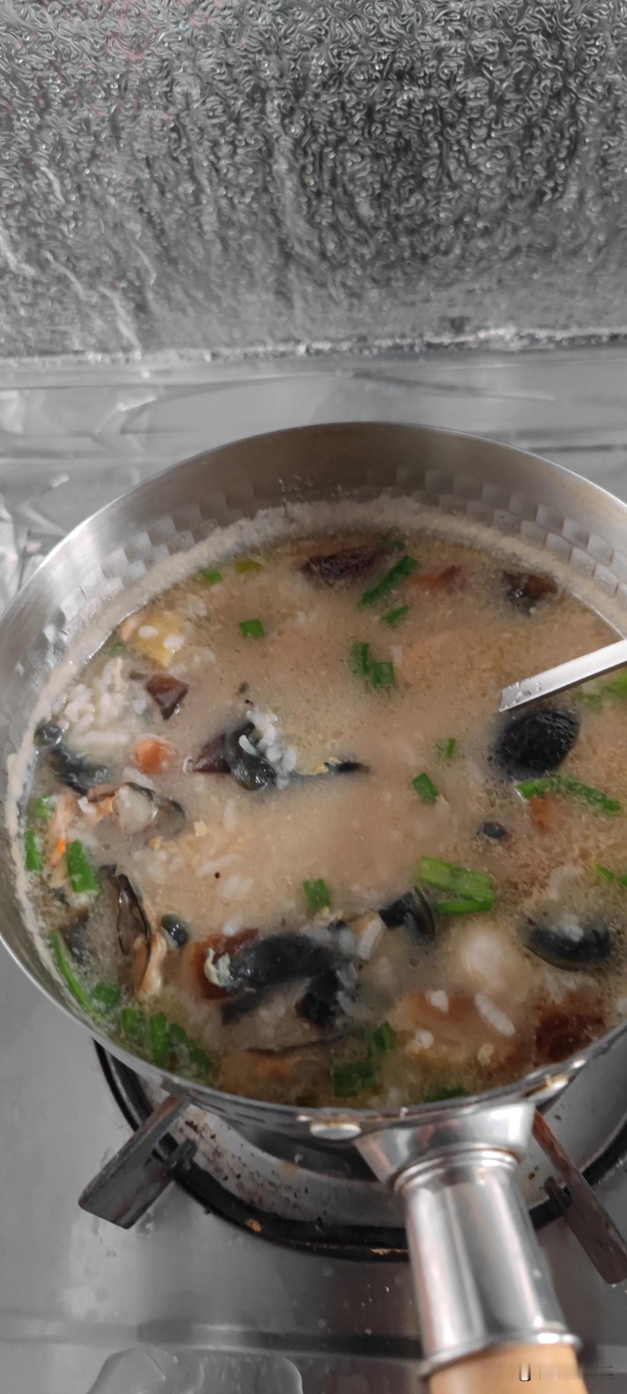 升级版的皮蛋粥！现在做饭就图省事，但是食材不能凑合。今天中午，我把水发生蚝干