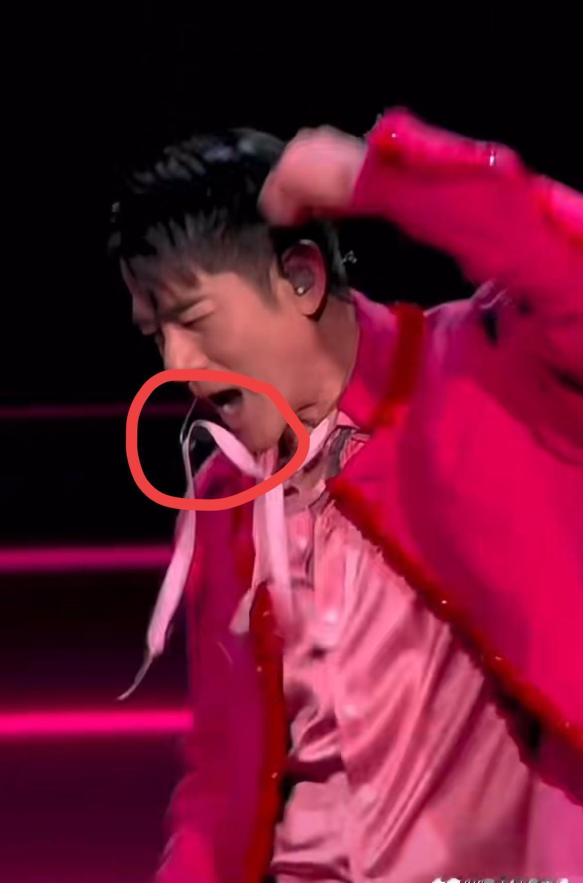 郭富城最近在演唱会上，胸前飘带不小心缠住了麦克风。直播中，他没有停，没慌张。