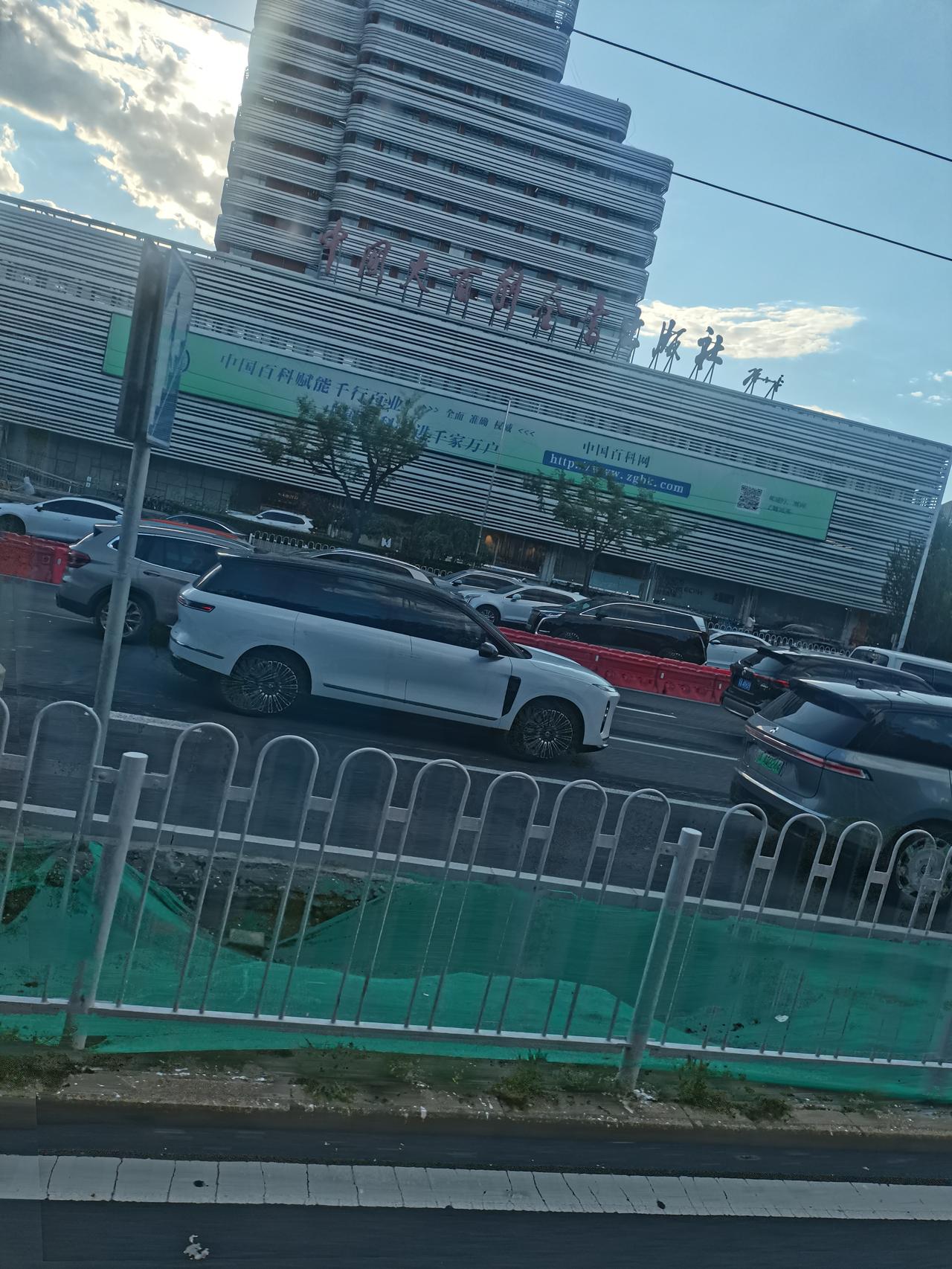 你认为中国男足要不要解散，为什么现在的男足己经担当不起全国的重任，个人认为应该解