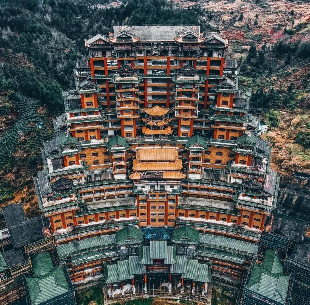 10月1日，贵州独山县耗资2亿打造的超级烂尾楼——“天下第一水司楼”重生归来。