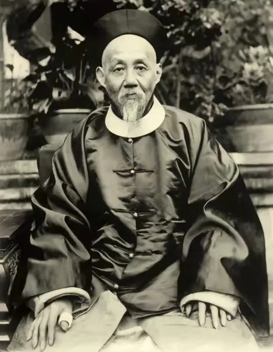 1904年，29岁的李征五被晚清军机大臣王文韶招为女婿。洞房花烛夜，他急不可耐的