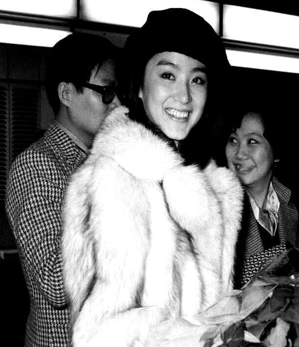 六十几岁的林青霞一身香槟色连衣裙现身，收腰剪裁勾勒出优雅曲线。网友惊呼：这哪像