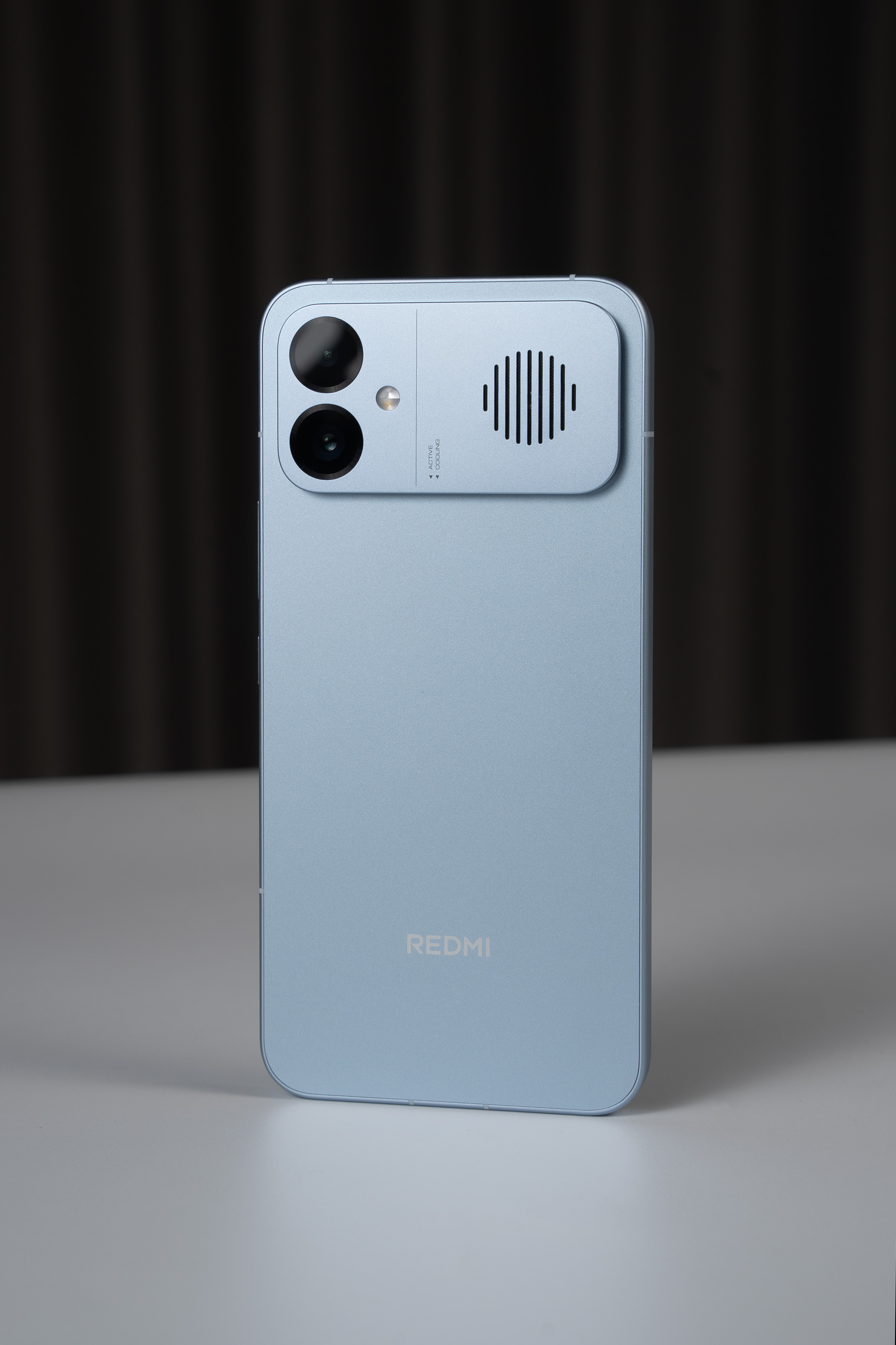 这东西往桌上一放，你很难不注意到那个风扇。红米K90Max这机器的后摄模组