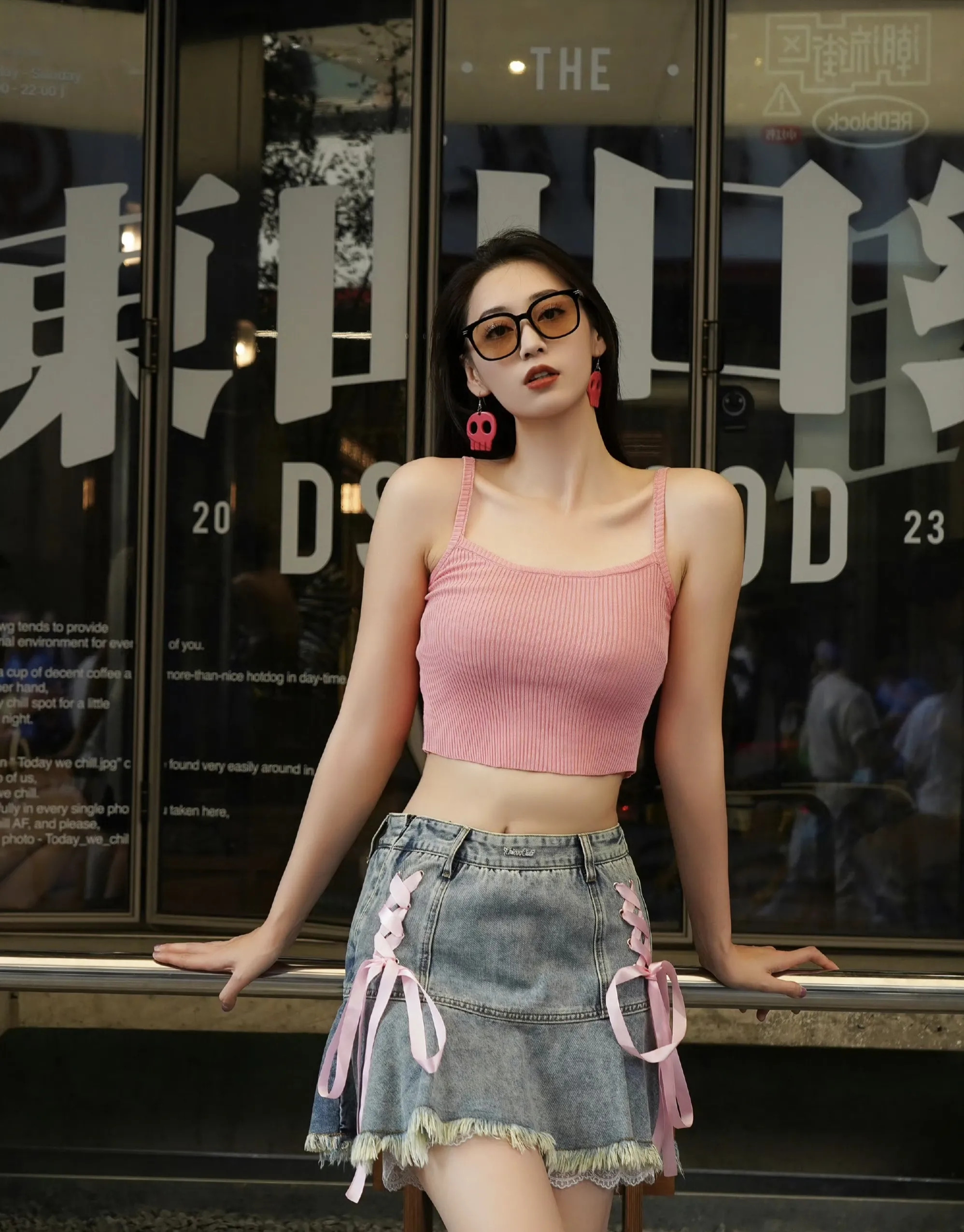环球小姐冠军果然不是盖的，谭乔尹的粉色魅力！吊带装秀纤细腰肢，甜酷风格氛围感拉满