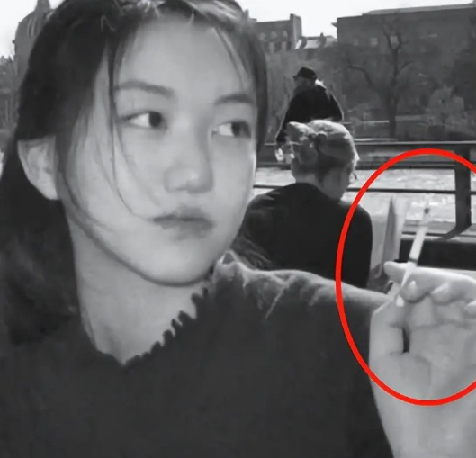 19岁李嫣跟老爸聚餐！手不离烟动作熟练，170cm身高气质太像王菲，王菲又多个烟