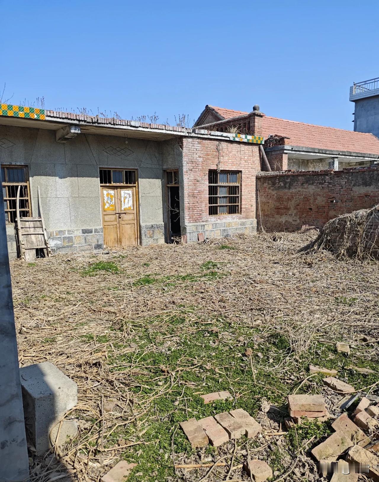 今天去看那曾经住了13年的老房子。因为一直有地方住，这栋平房便静静搁置了