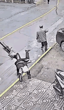 这一闪：绝？面对风驰电掣迎面而来的电动车，如此镇定自如，毫无慌张之意，沉着冷静