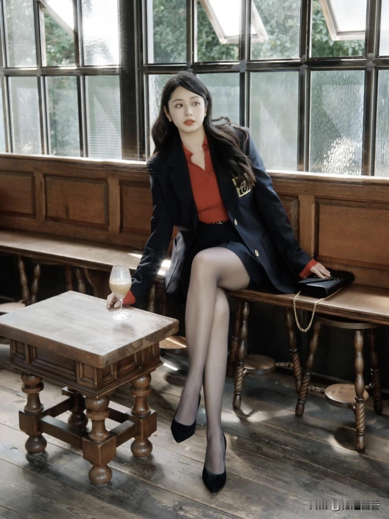 一位美女坐在长椅上，优雅地喝着咖啡。有气质的穿搭如何打造?