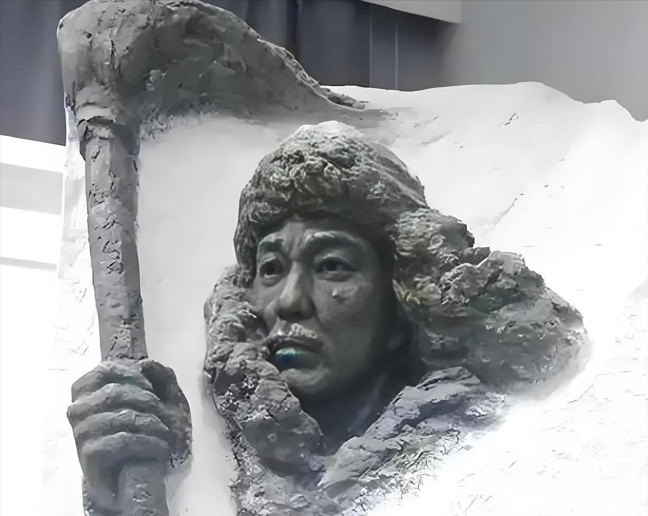 1937年，黑龙江大地主黄有带着三百多名日军进山找抗联。一路上他顿顿狂吃日军的牛