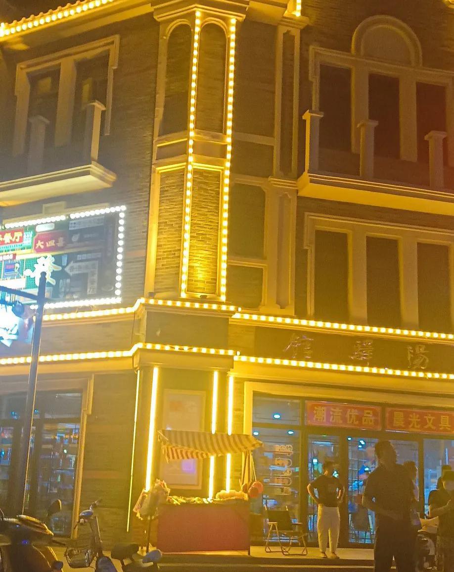 回想15年前KTV是多么的火爆，还有洗头房，足疗！许多人是经常出入KTV的