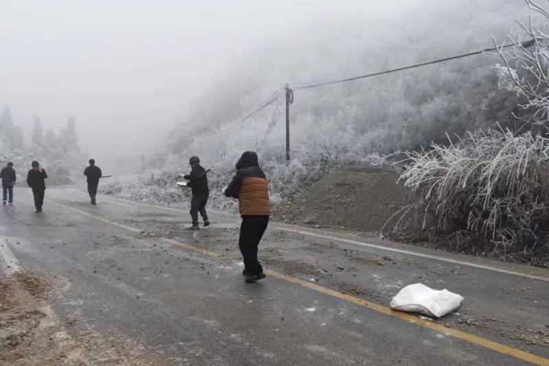 大寒刚过，贵州高原的山里已经冷得钻心。开阳县双流镇，海拔高，冬天一到，路面说结冰