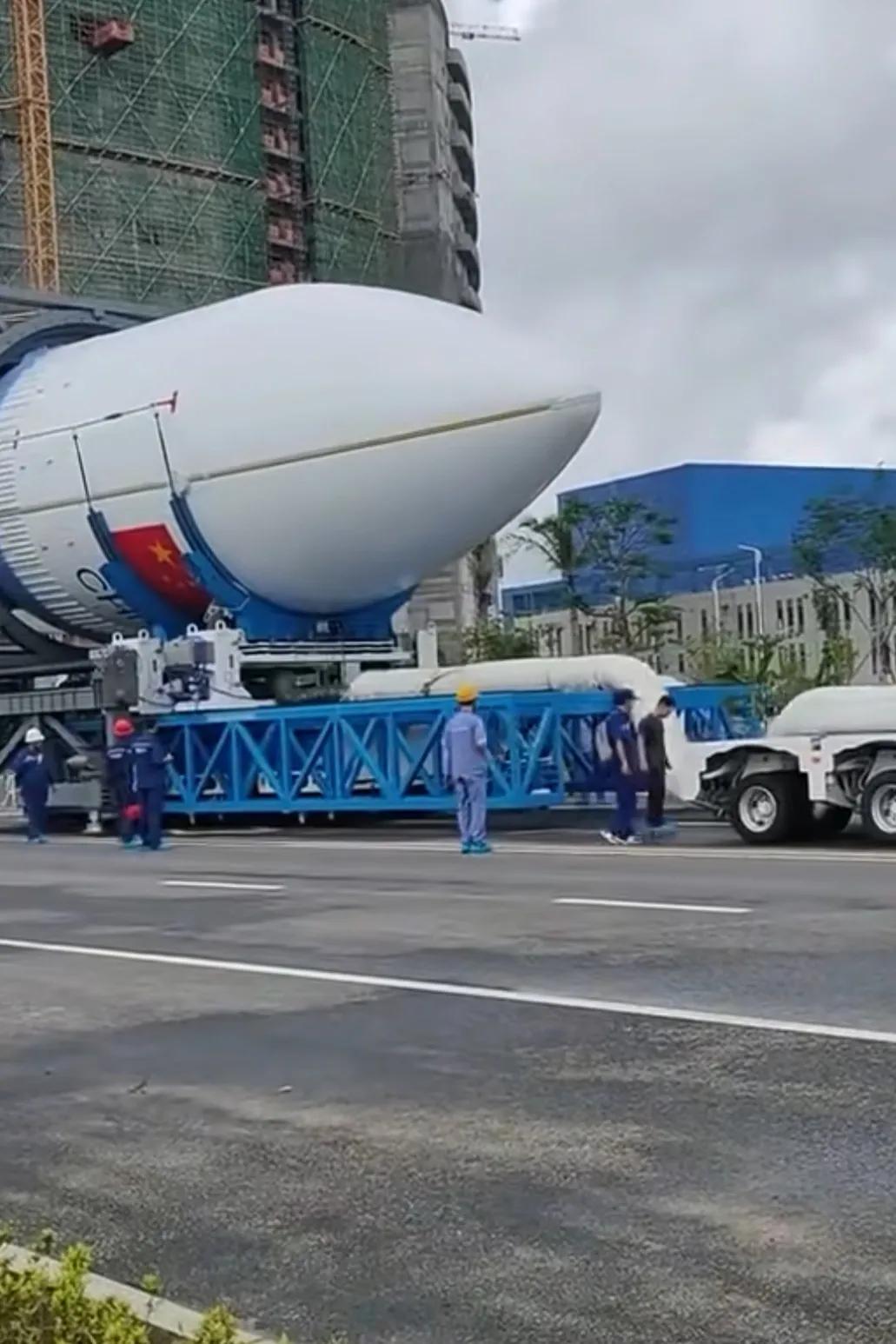 没有警戒，没有隔离。长征10号B运载火箭整流罩及载荷水平转运。首发时间锁定在7月