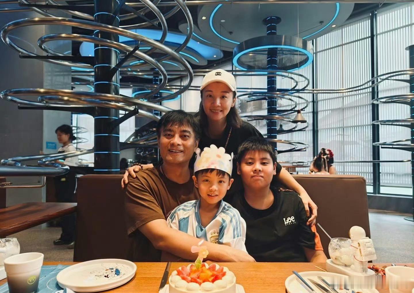 不纠结姓氏偏见，陈龙坦然让小儿子随母姓章纪晨，婚姻最好的状态是互相体谅、彼此对等