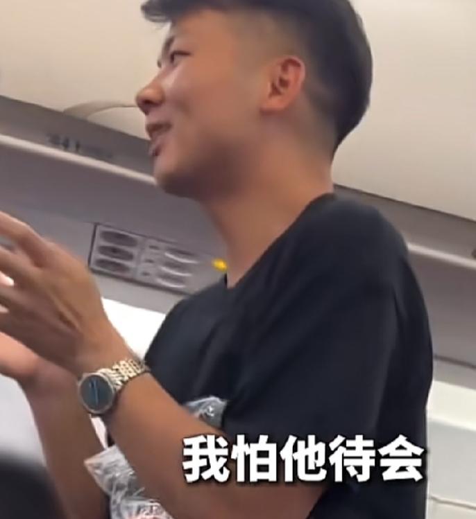 近日，湖北宜昌，一宝爸带8个月的宝宝深夜乘坐飞机，宝爸提前准备了100副耳塞分发