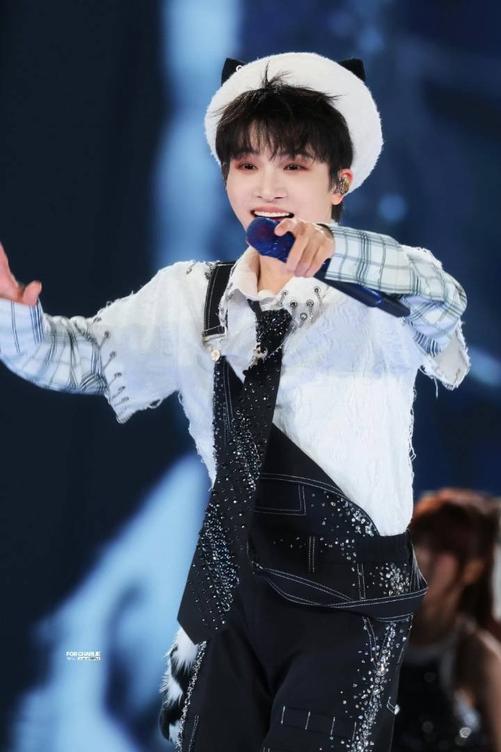 周深神图有了周深，太可爱啦！​​​你怎么知道这个萌萌的宝宝要去香港启德主场开