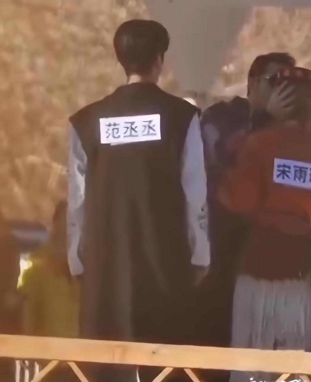 白展堂沙溢疑似亲吻宋雨琦?12日晚，有网友晒出《奔跑吧》综艺的剧透，视频中沙溢