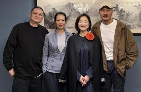 70岁林青霞路边摊嗦面被拍！银发素颜笑出褶子，网友：这姐活得比爽文还飒！热搜炸