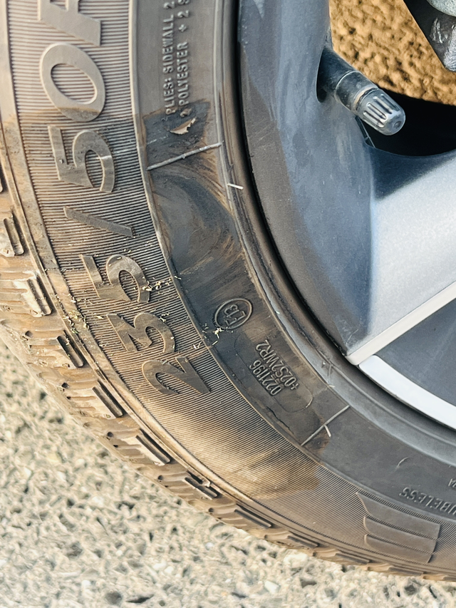 撞倒马路牙子了有一条小裂缝，友友们帮忙看看怎么补救，要不要换胎，换一条真的好贵