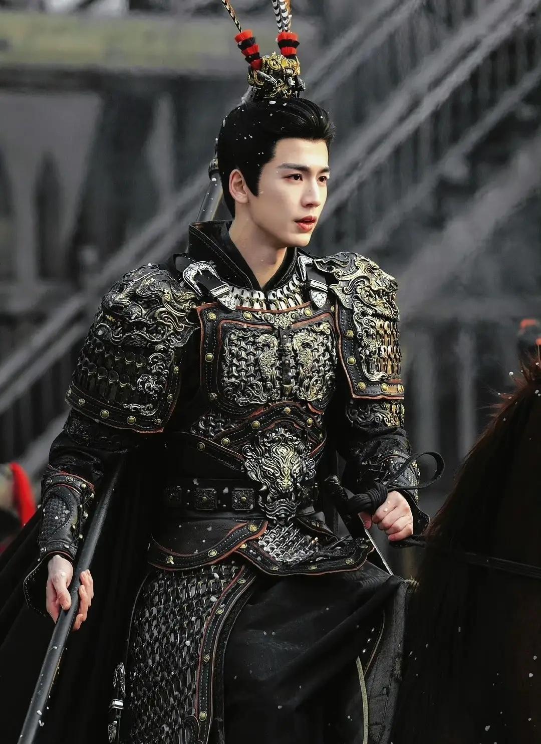 媒炮轰《逐玉》将军妆造，张凌赫这波挨批不冤！最近官媒钧正平直接开火《逐玉